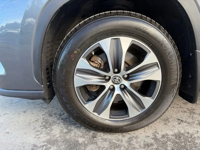 Used 2022 Gray Toyota XLE image 4