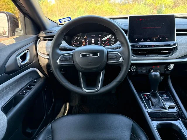 Used 2023 Gray Jeep Latitude Lux image 13