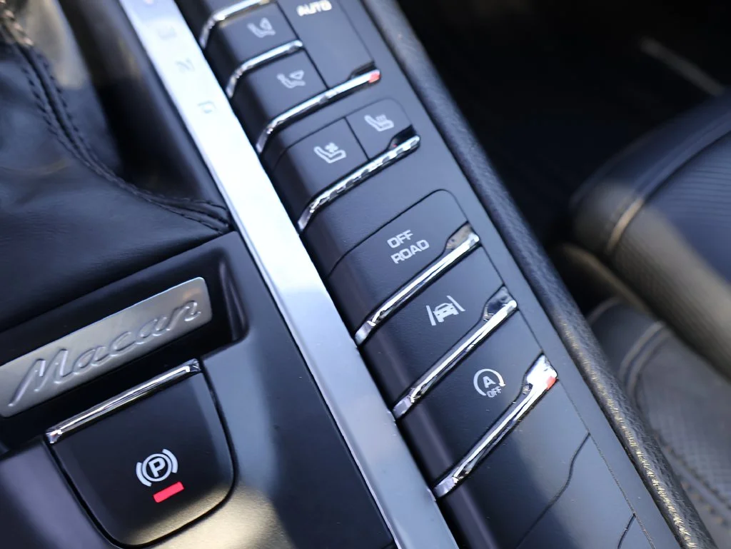 Used 2018  Porsche Base image 32