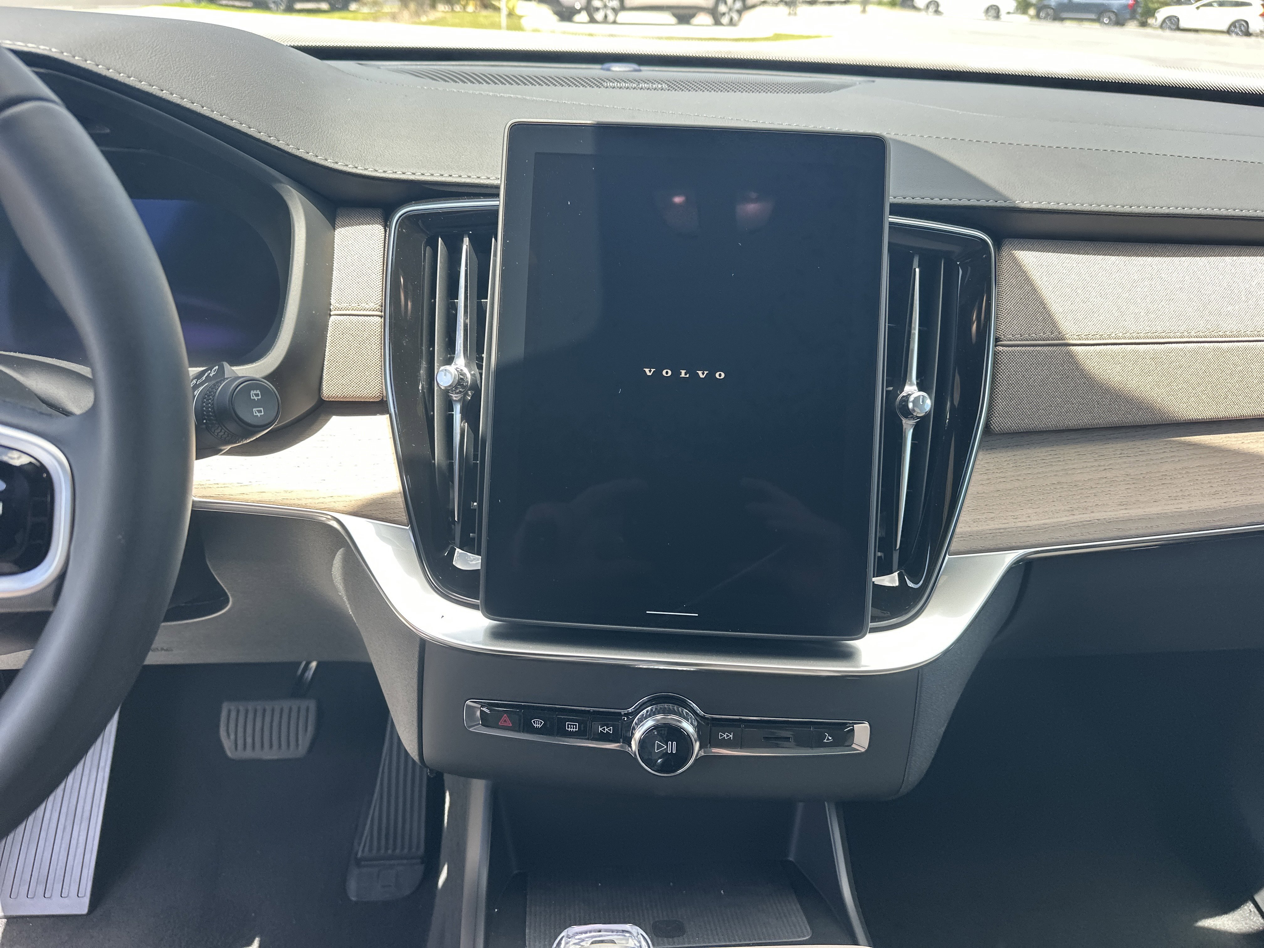 New 2026 Crystal White Volvo Plus image 17