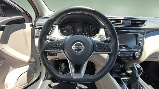 Used 2019 White Nissan SL image 12