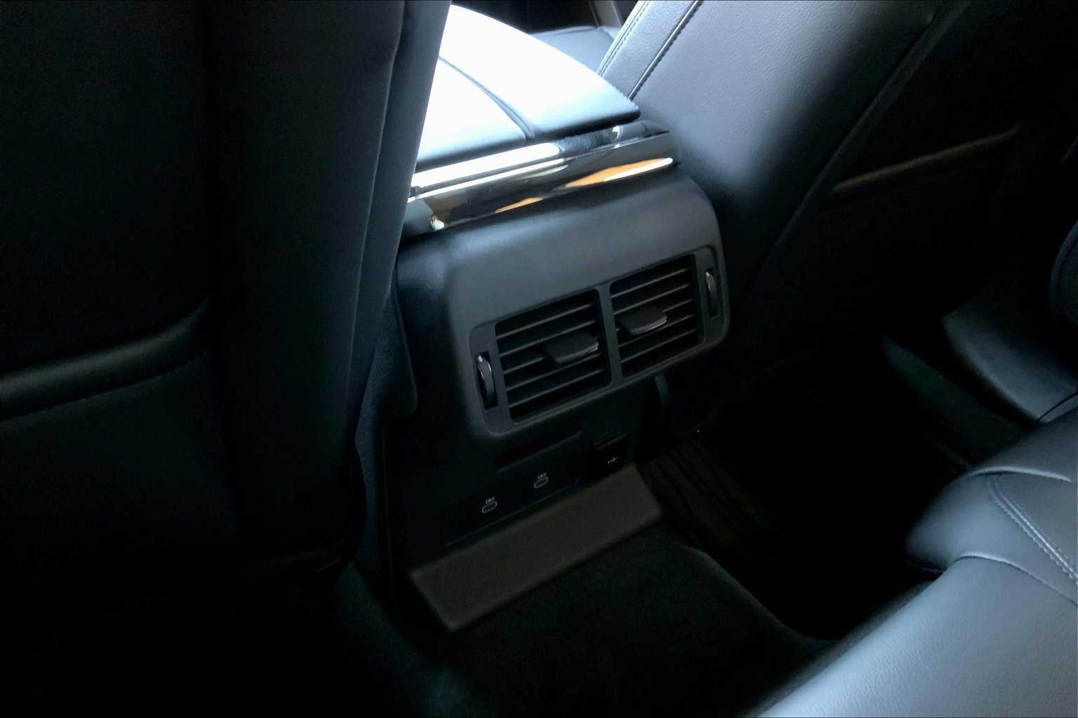 Used 2025 Ostuni Pearl White Metallic Land Rover Dynamic SE image 18