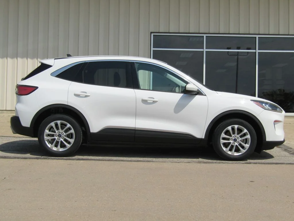 Used 2021 White Ford SE image 2