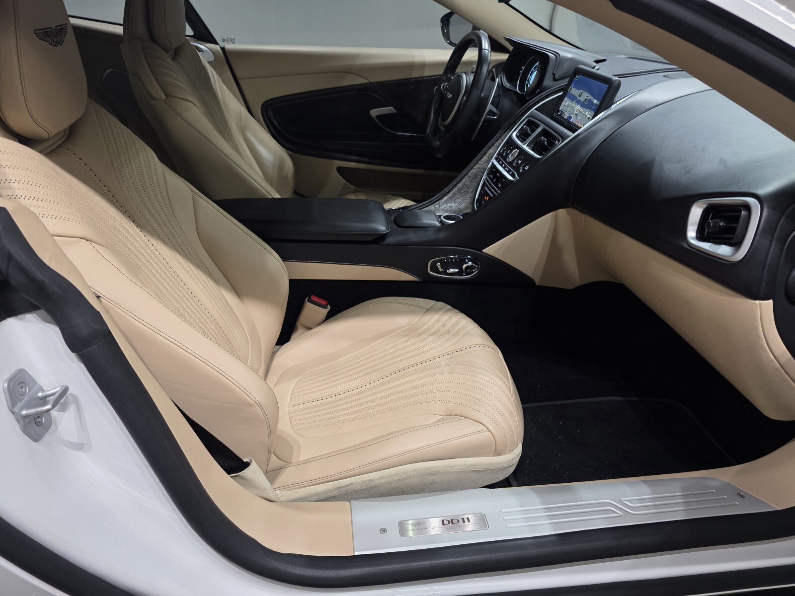 Used 2023 Lunar White Aston Martin V8 Coupe image 19
