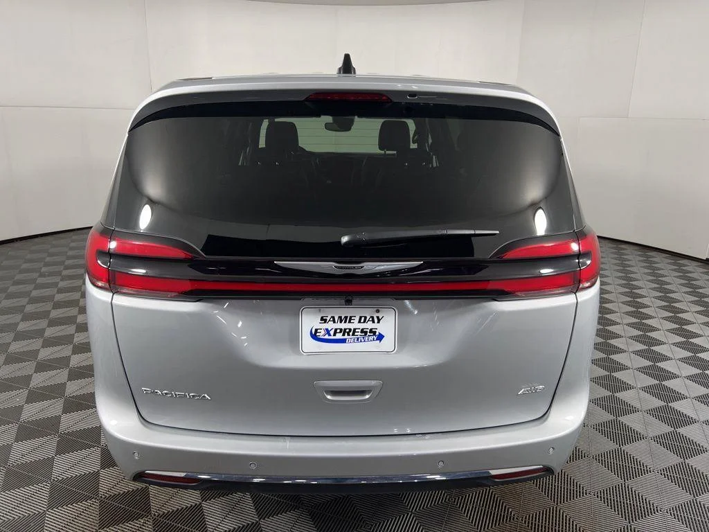 Used 2026 Silver Mist Clearcoat Chrysler Select image 8
