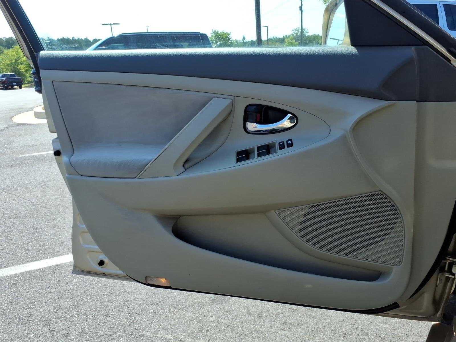 Used 2010  Toyota LE image 27