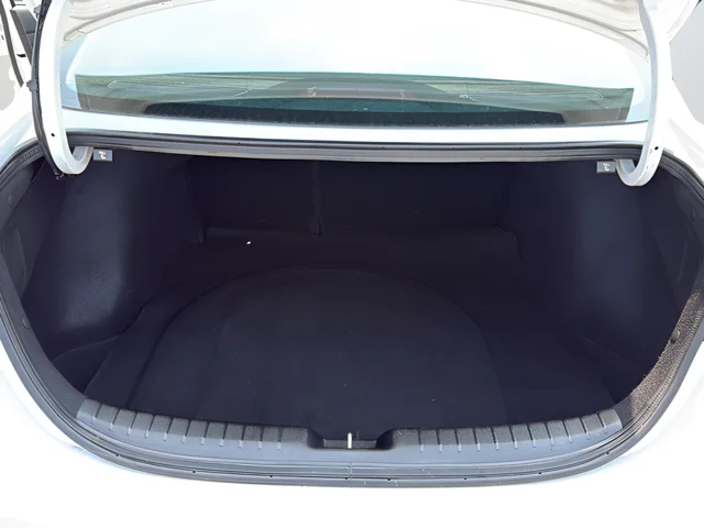 Used 2023 White Kia LXS image 15