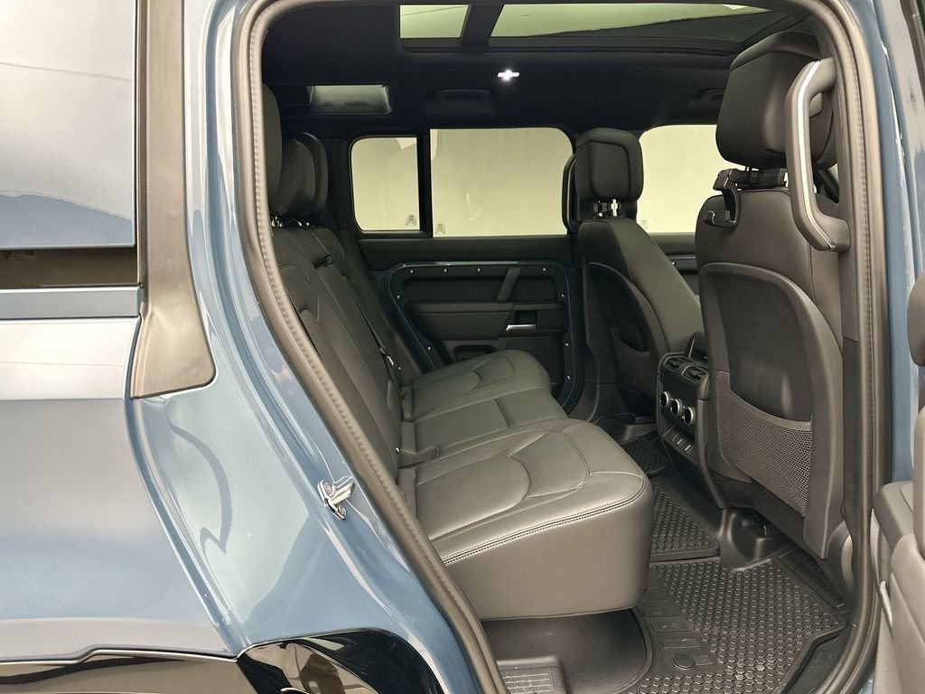 New 2026 Tasman Blue Metallic Land Rover X-Dynamic SE image 7