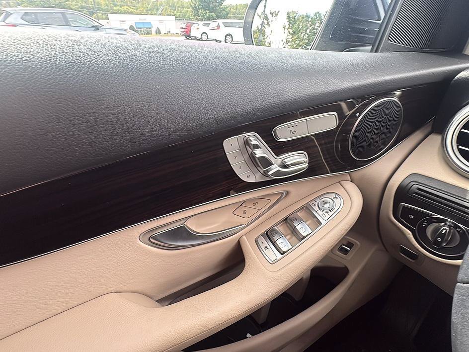Used 2022 Lunar Blue Metallic Mercedes-Benz GLC 300 image 15
