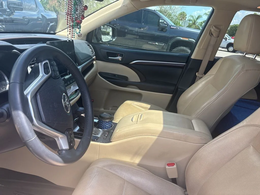 Used 2016  Toyota Limited image 2