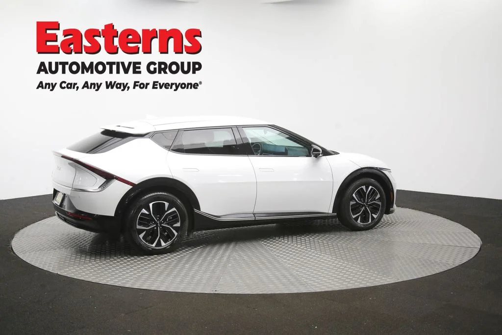 Used 2024 White Kia Wind image 45