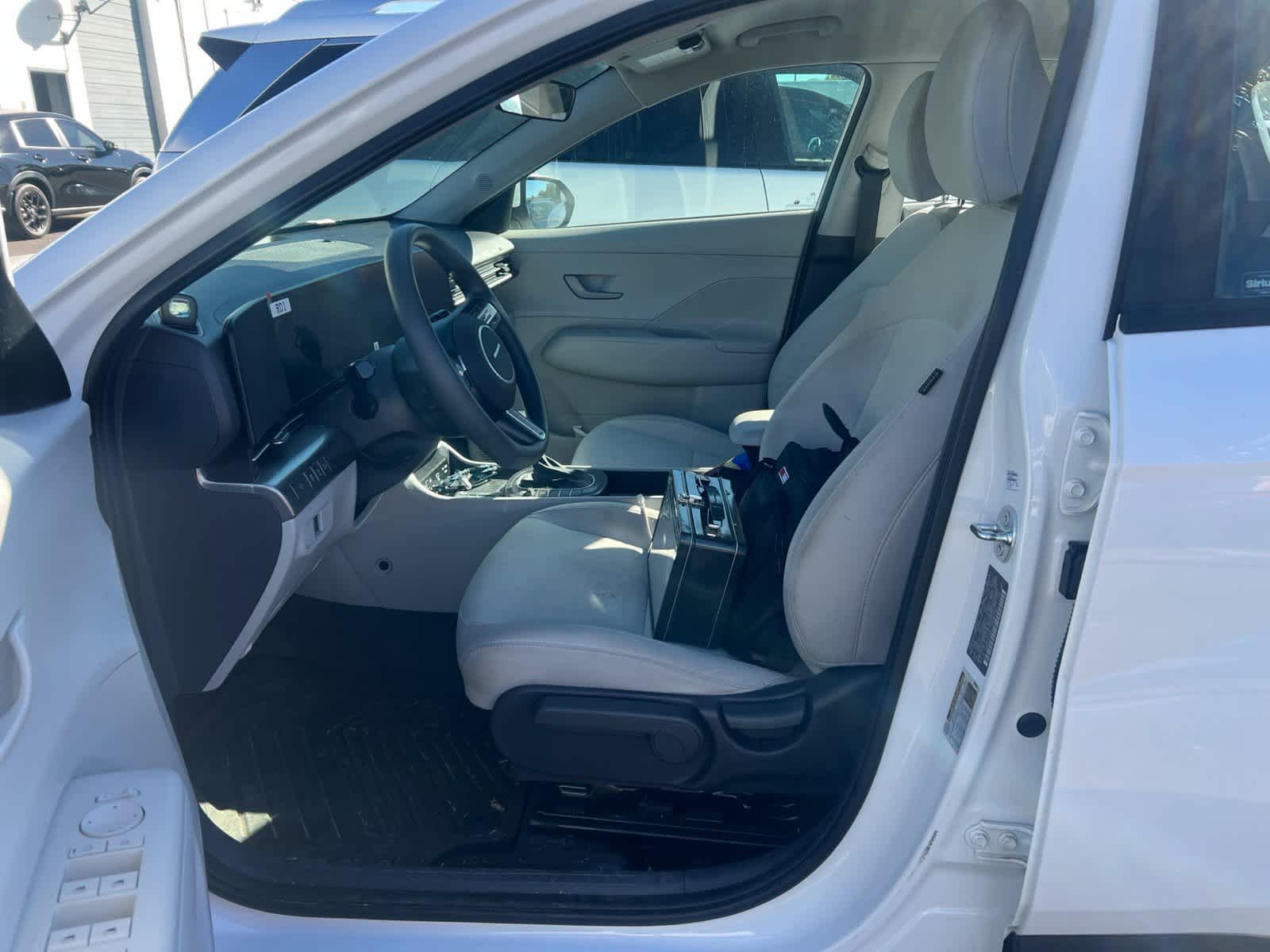 Certified Used 2025 Atlas White Hyundai SE image 7