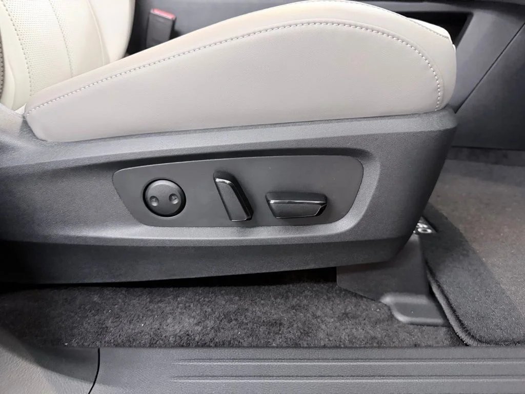 New 2027 RADIANT WHITE INFINITI Luxe FWD image 48