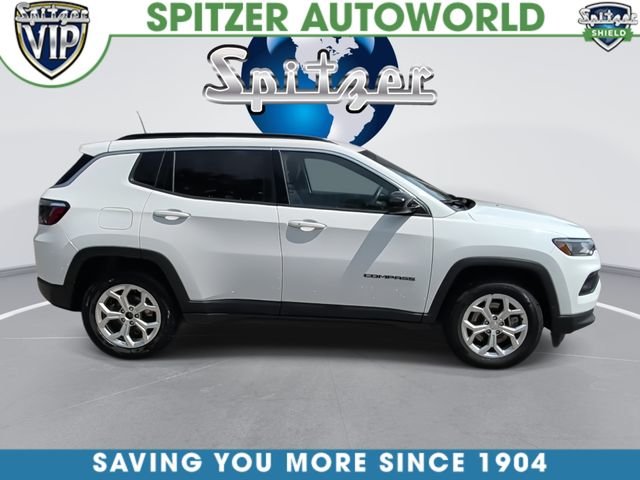 Used 2024 White Jeep Latitude image 10