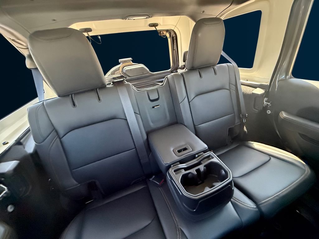 2025 Jeep Wrangler 4-Door Sahara - Photo 18