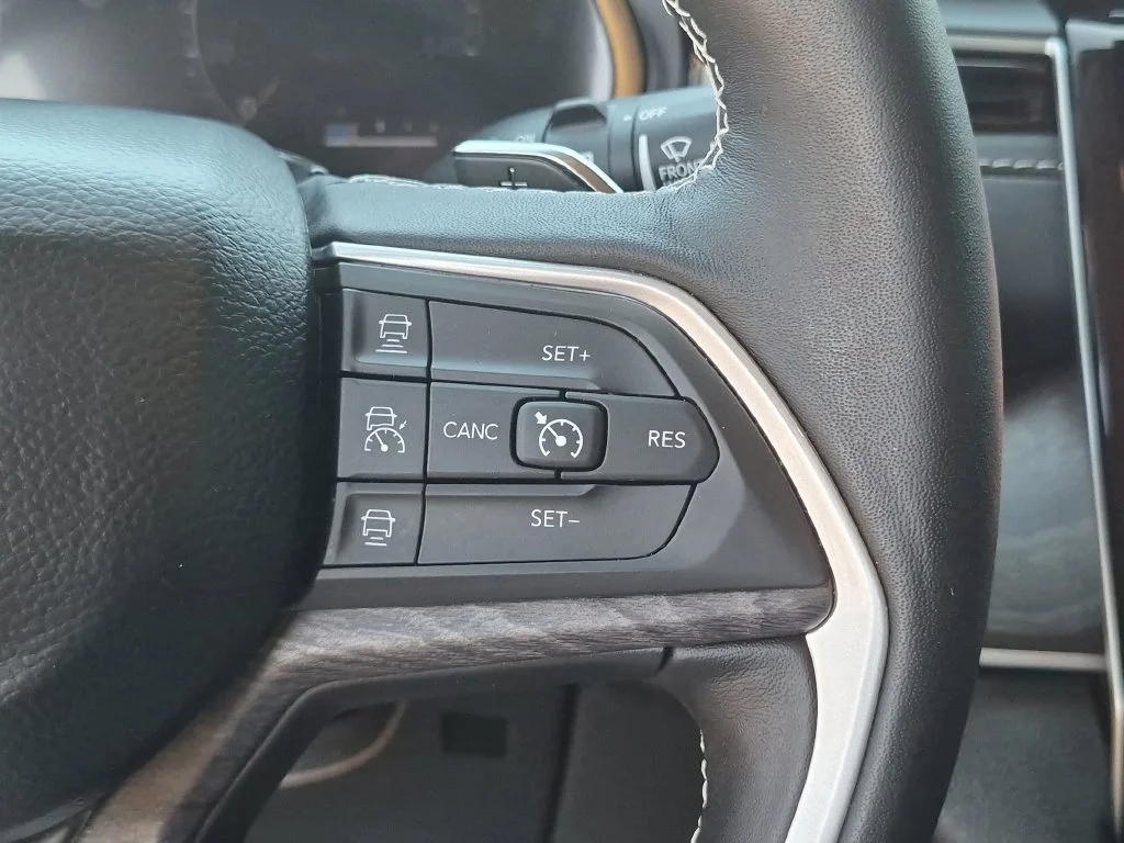 Used 2022  Jeep Limited image 22