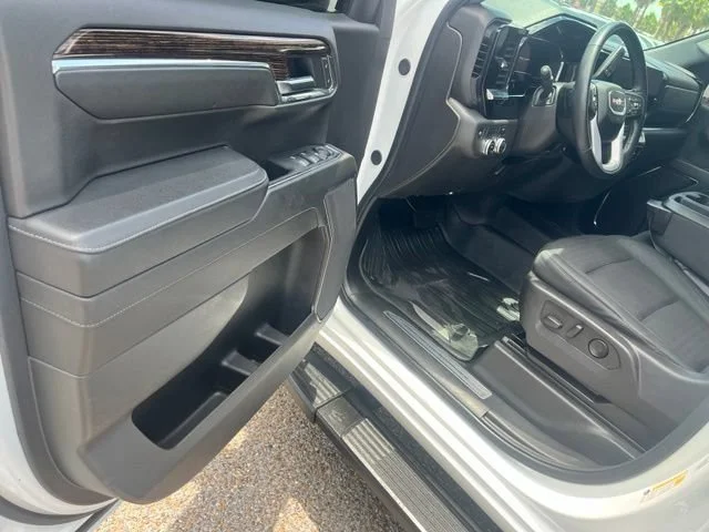Used 2024 Summit White GMC Elevation image 19