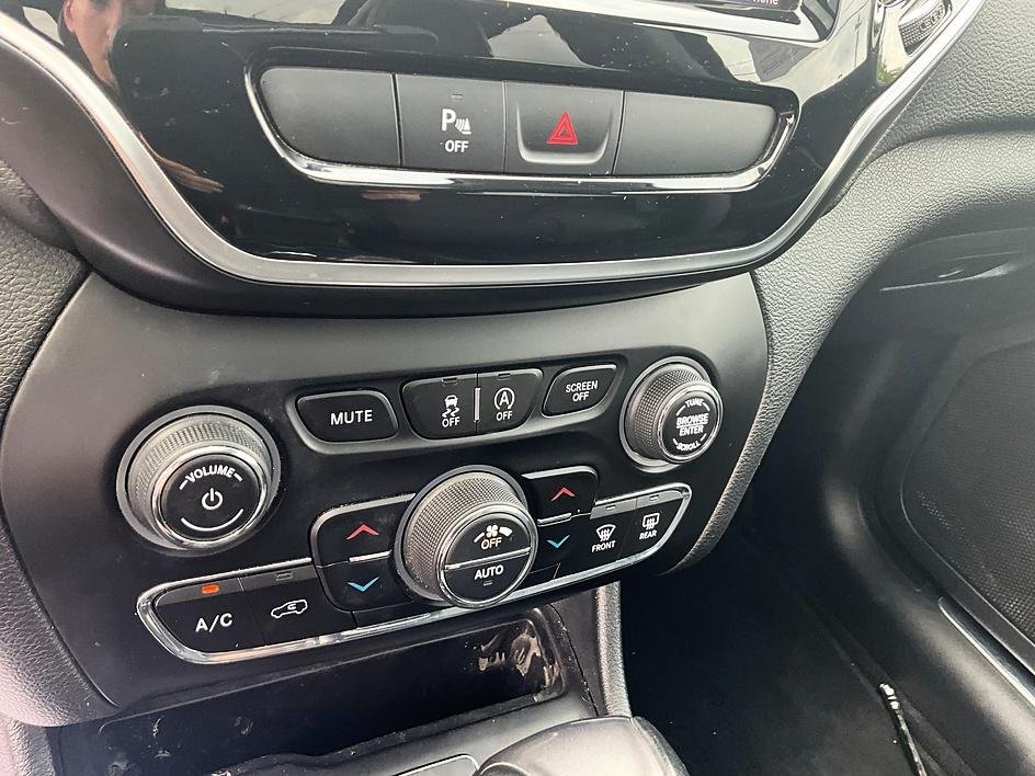 Used 2019 Gray Jeep Limited image 23