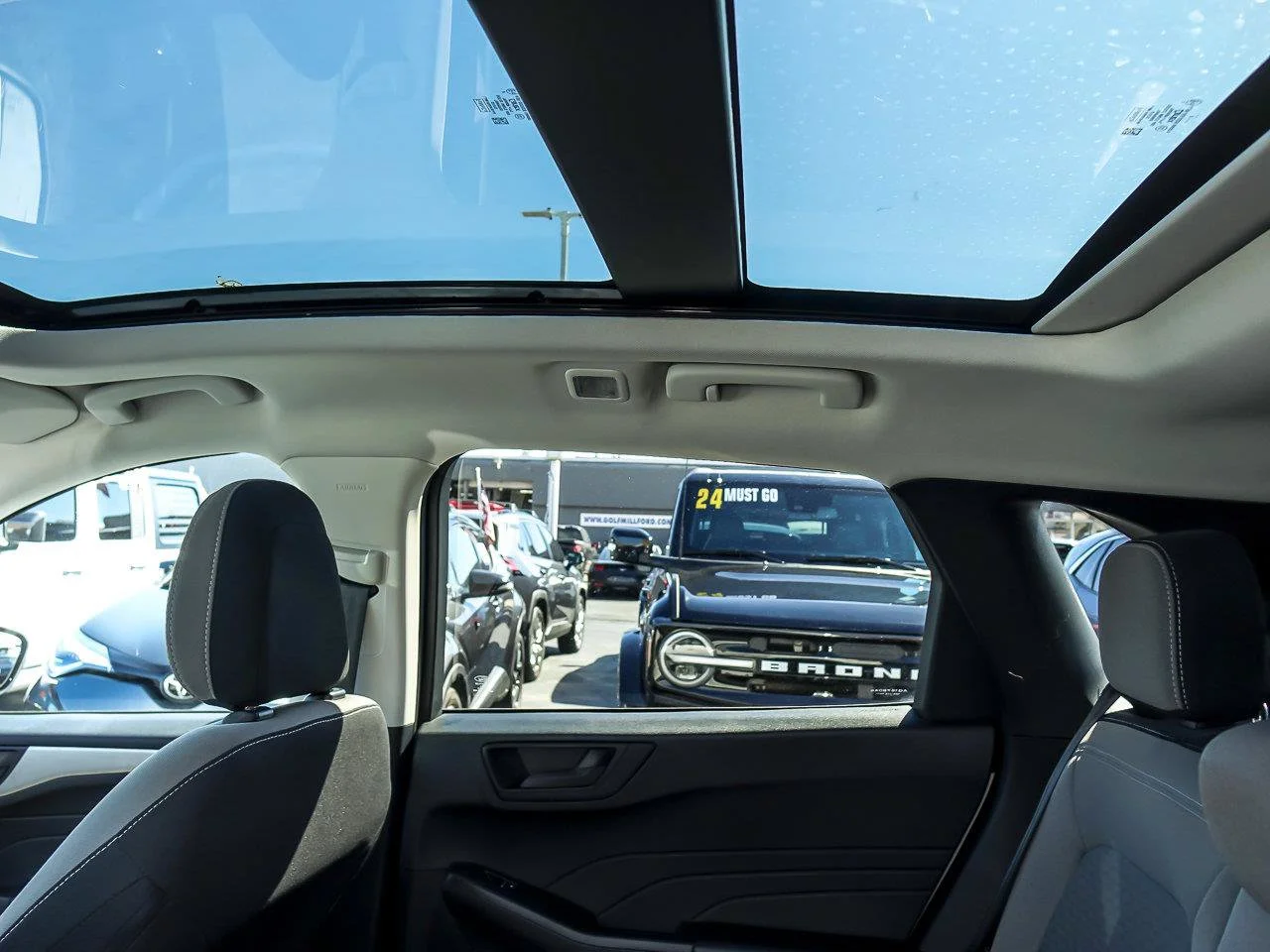 Used 2022 White Metallic Ford SE image 15