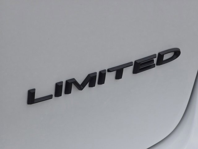 New 2026 Bright White Clear-Coat Exterior Paint Chrysler Limited image 24