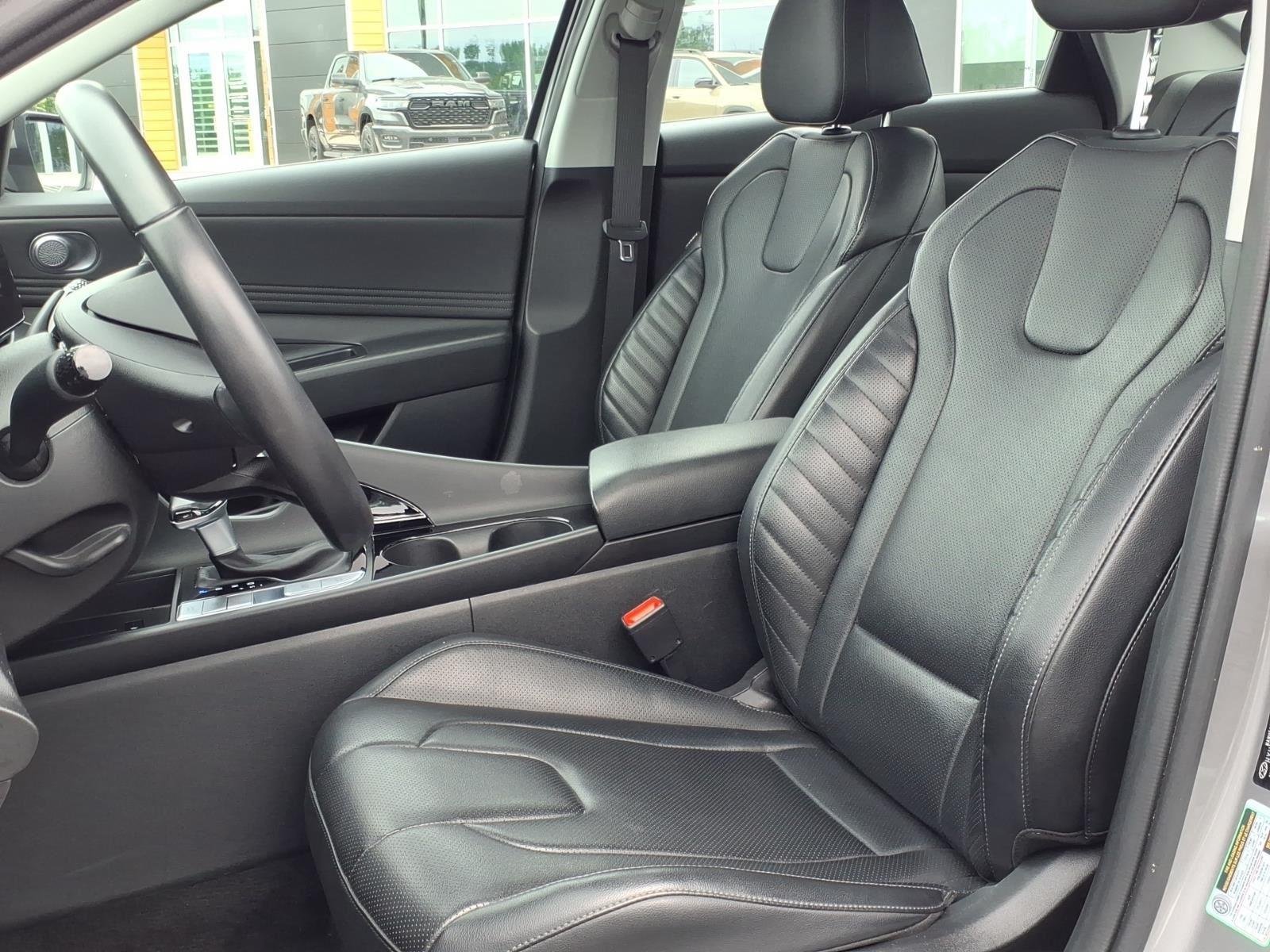 Used 2025 Fluid Metal Hyundai Limited image 19