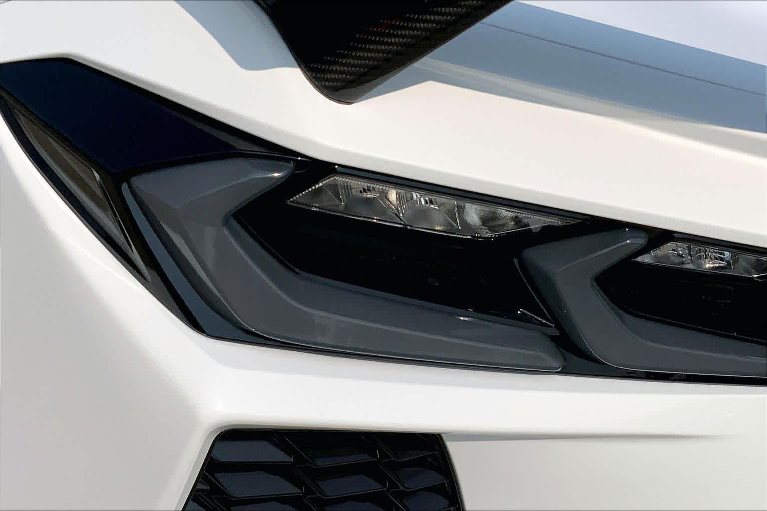 Used 2022 Arctic White Chevrolet 2LT image 28