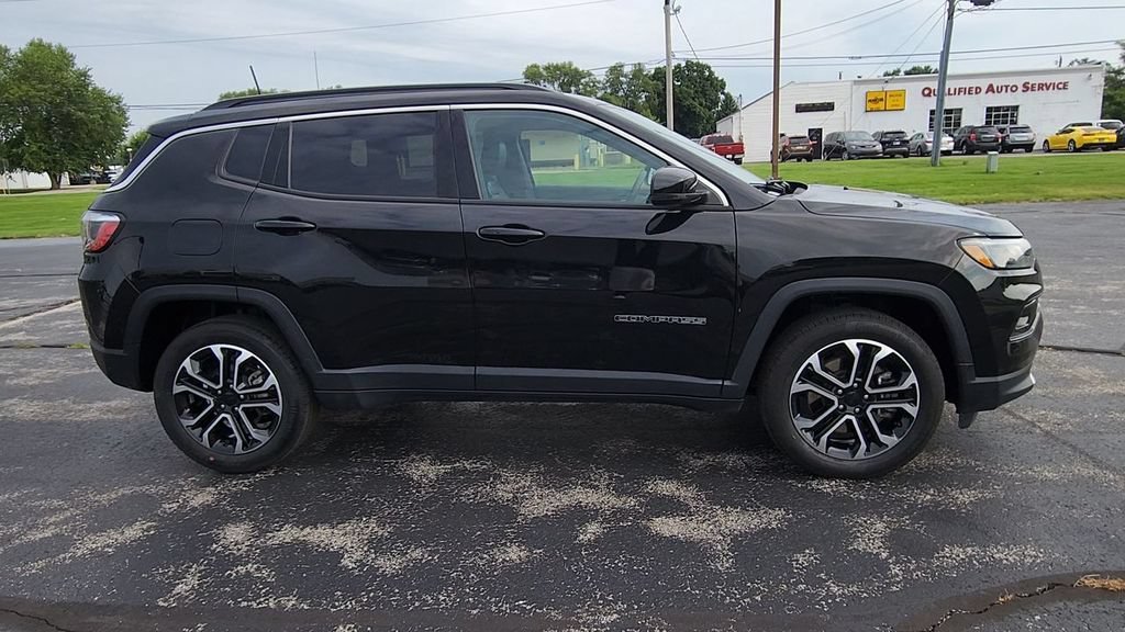 Used 2023  Jeep Limited image 9