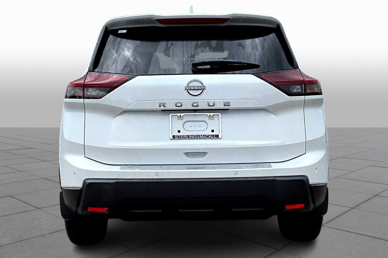 Used 2025 Everest White Pearl Nissan SV image 4