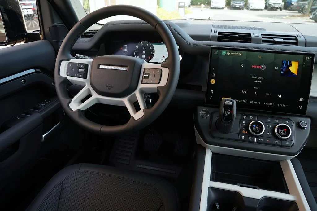 New 2026 Santorini Black Land Rover X-Dynamic SE image 16