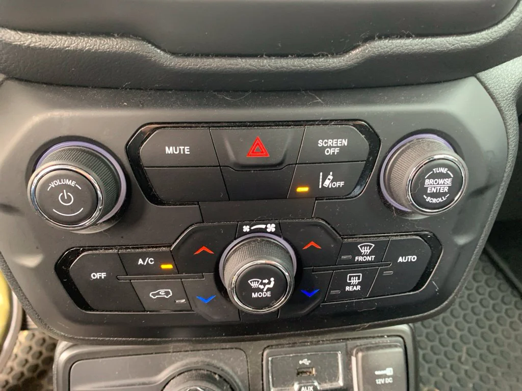 Used 2022 Bikini Metallic Clearcoat Jeep Latitude image 20