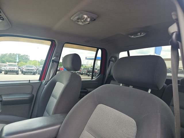 Used 2005 Red Ford  image 15
