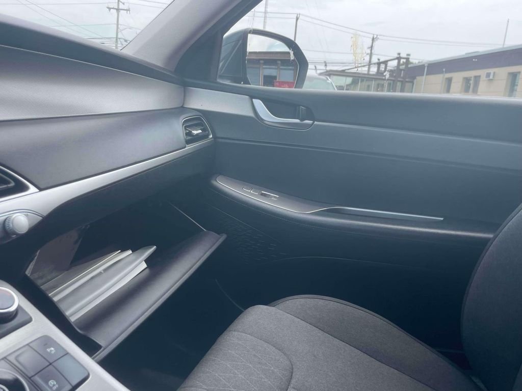 Used 2020 Green Hyundai SE image 33