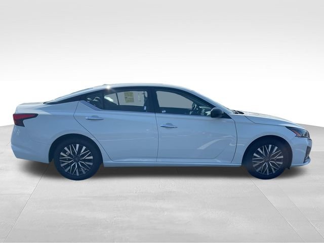 Used 2025 White Nissan 2.5 SV image 6