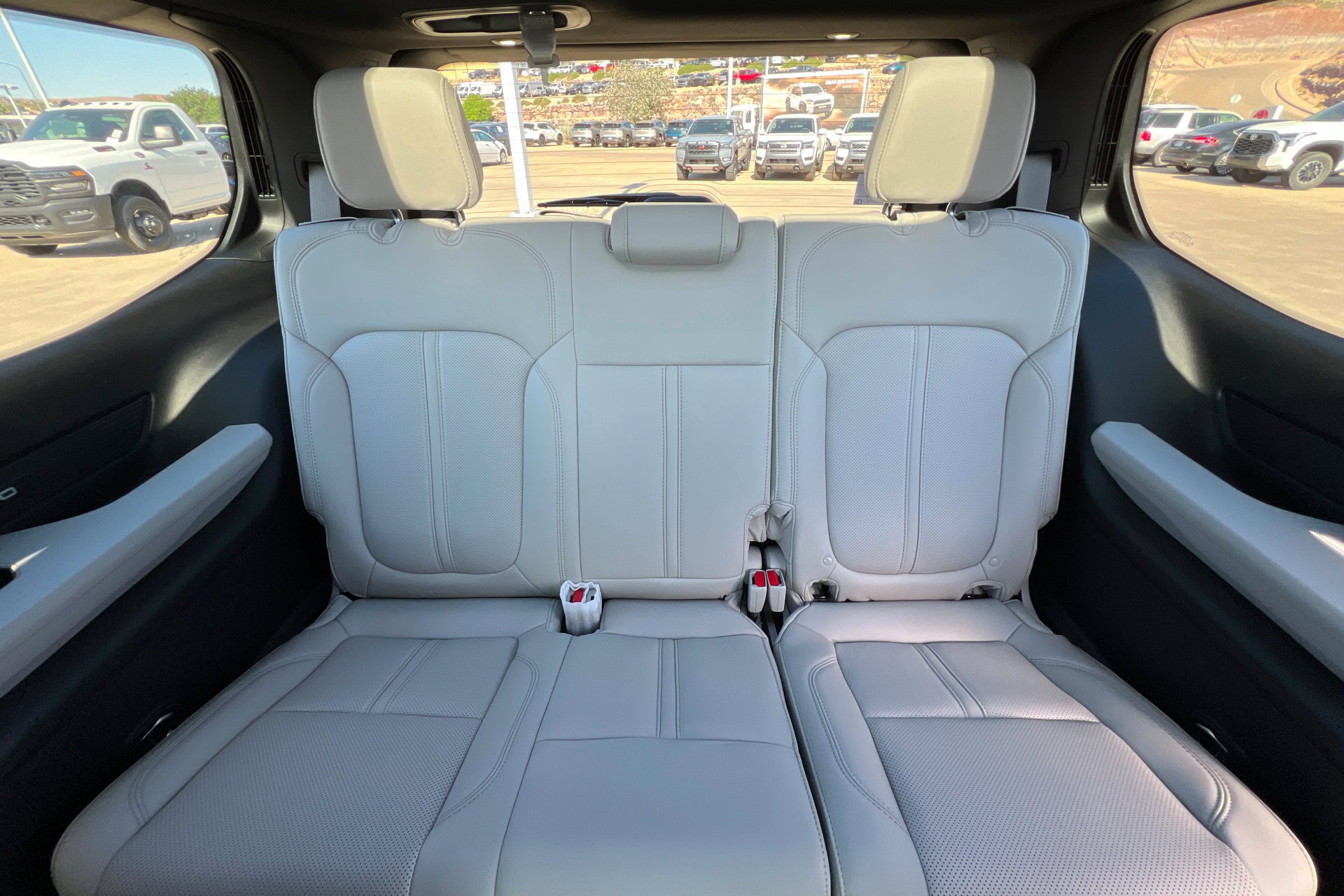 New 2026 Bright White Clear-Coat Exterior Paint Jeep Limited Reserve image 23