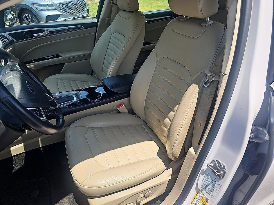 Used 2016 White Platinum Clearcoat Metallic Ford SE image 15