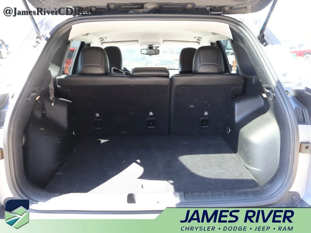 Used 2021 Silver Jeep Latitude Lux image 14