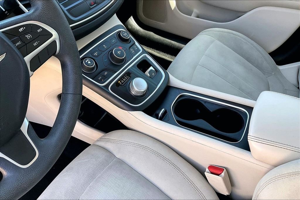 Used 2015 Silver Chrysler Limited image 14