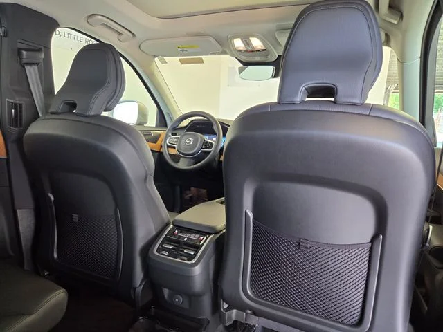 Used 2023  Volvo B6 Plus 6-Seater image 24