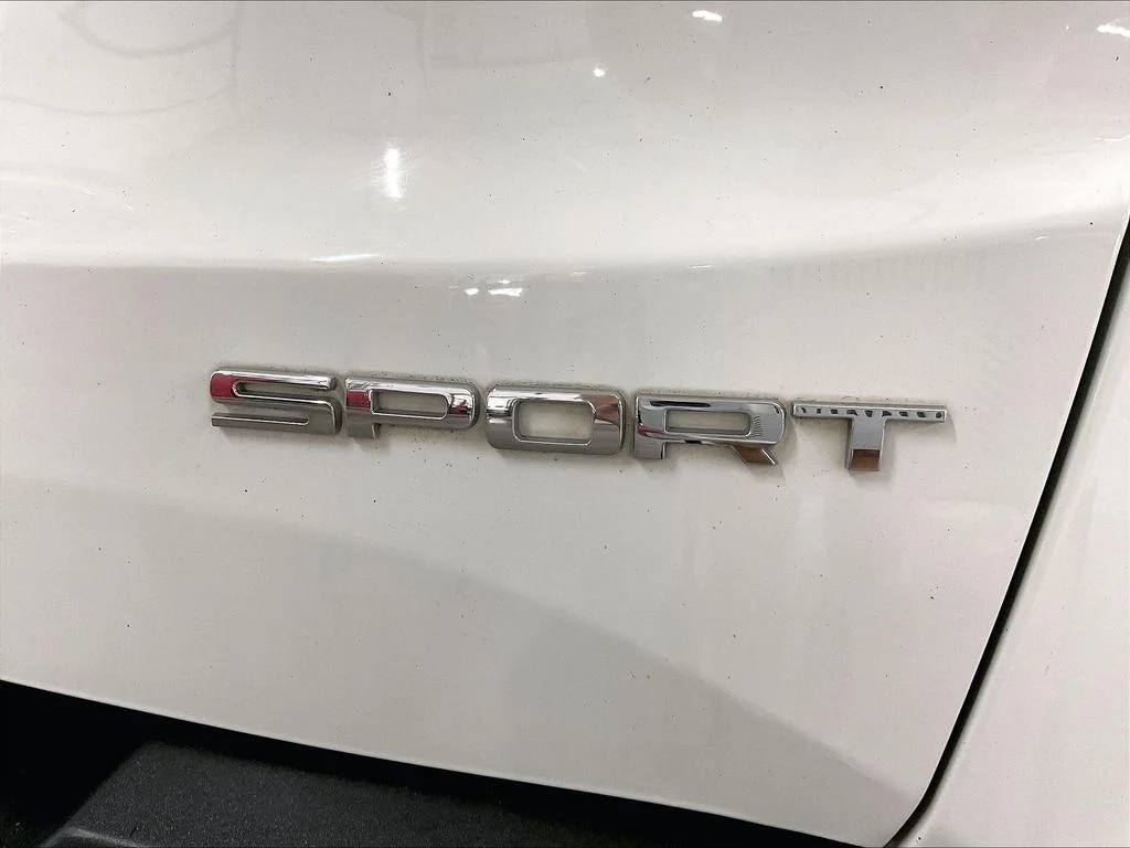 Used 2021 White Jeep Latitude image 11