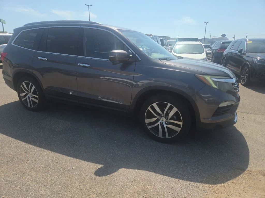 Used 2017  Honda Touring image 8