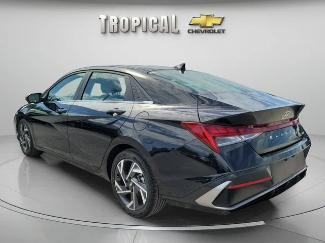 Used 2025 Black Hyundai Limited image 3