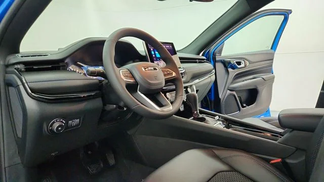 New 2026 Hydro Blue Pearl-Coat Exterior Paint Jeep Latitude image 15