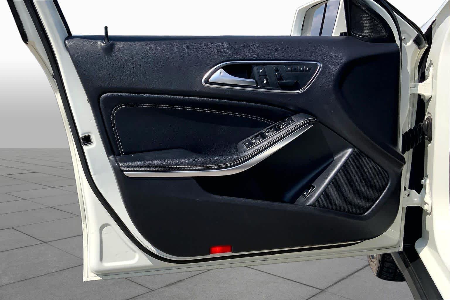 Used 2017 Cirrus White Mercedes-Benz GLA 250 image 21