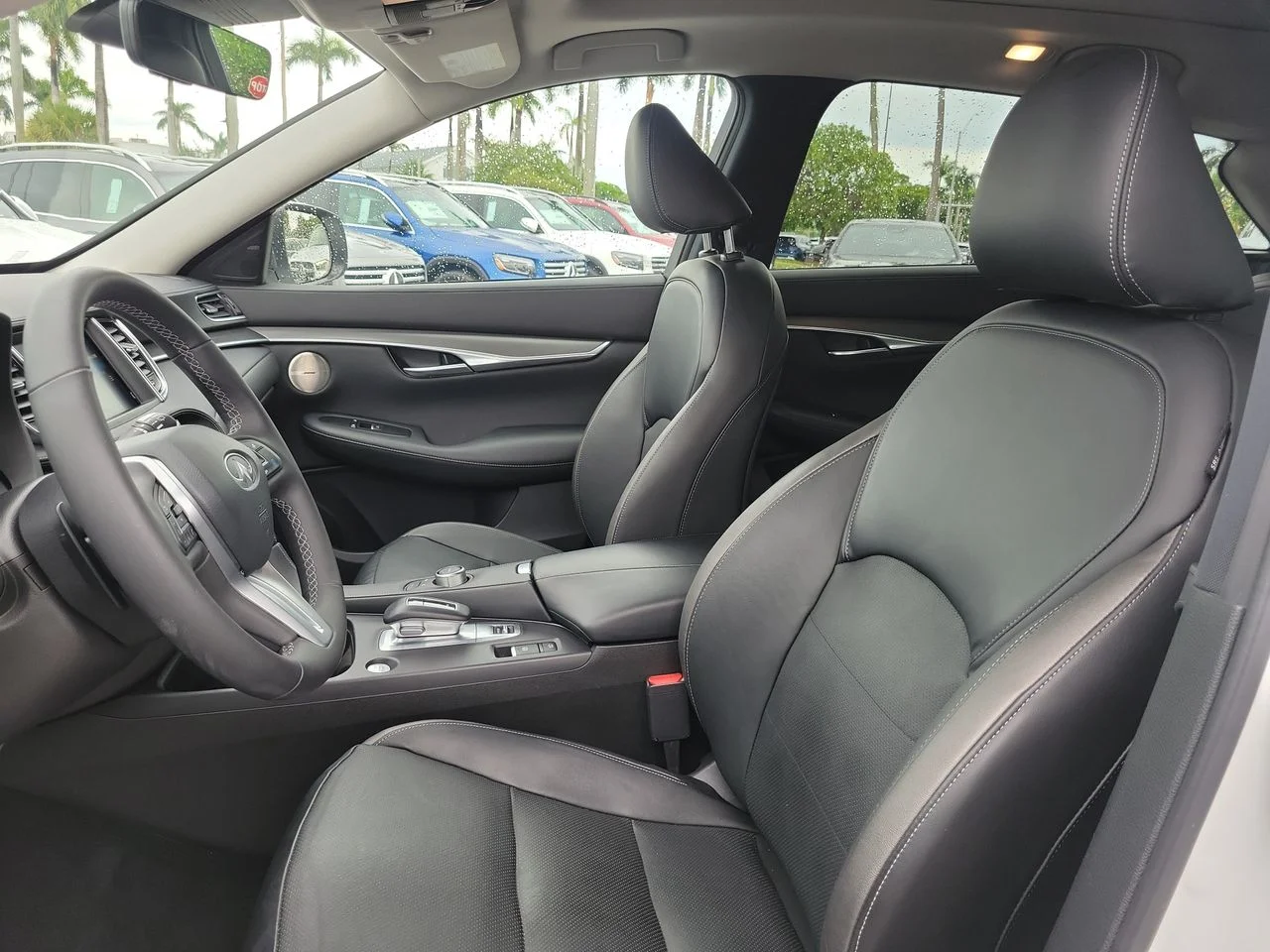 Used 2023 White INFINITI LUXE image 24