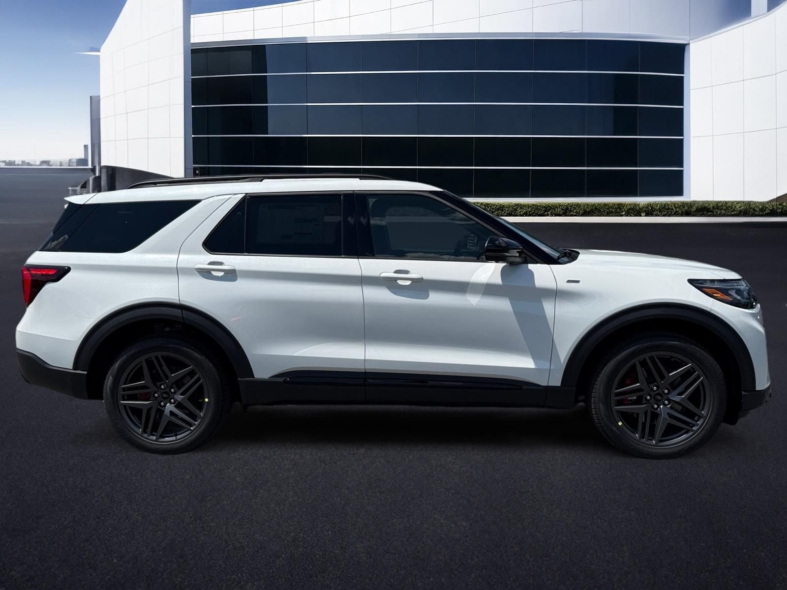 New 2026 Star White Metallic Tri-Coat Ford ST-Line image 3