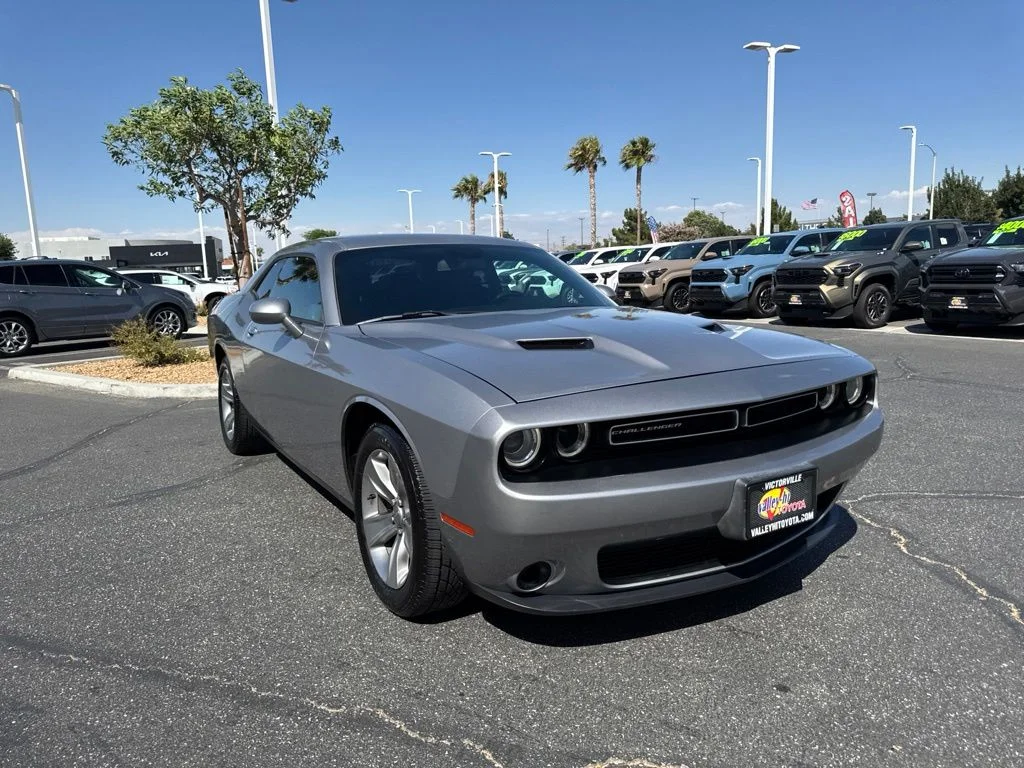 Used 2017 Silver Dodge SXT image 4