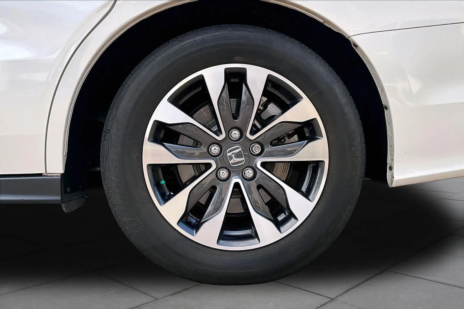 Used 2024 Platinum White Pearl Honda EX-L image 10