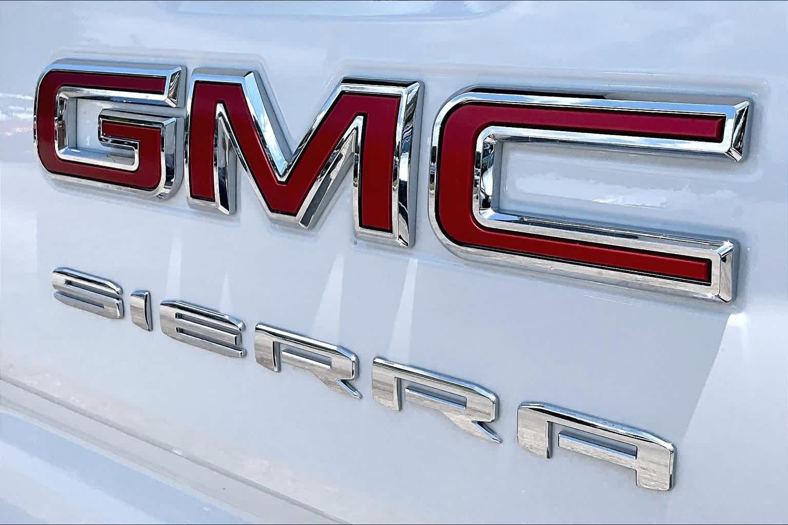 Used 2026 Summit White GMC Elevation image 31