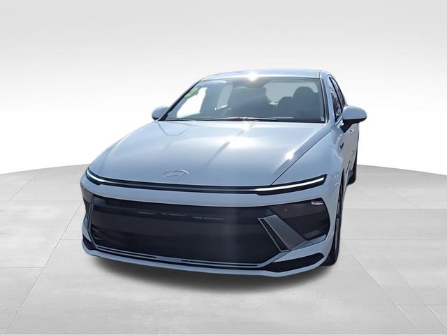Certified Used 2025 White Hyundai SE image 3