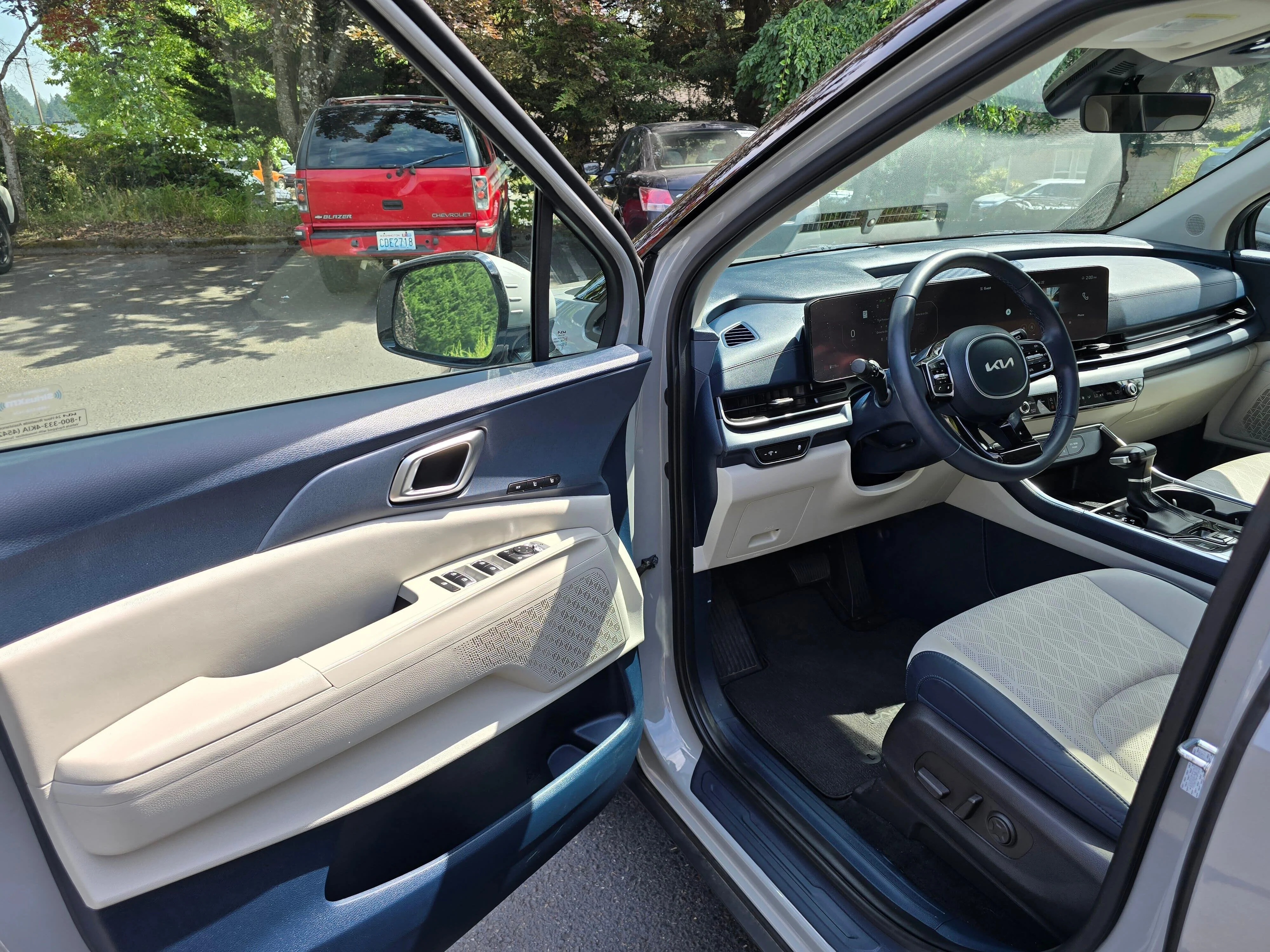 Used 2025 Ceramic White Kia SX image 6